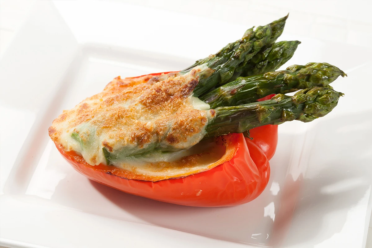 Stuffed sweet pepper with green asparagus