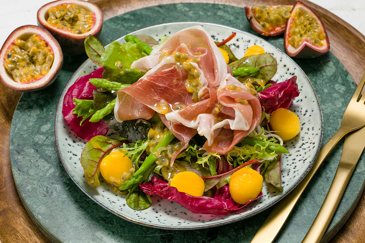 Salade Met Groene Mini Asperges En Passievruchtdressing
