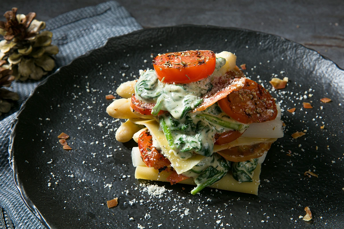 Offene Lasagne mit weißem Spargel